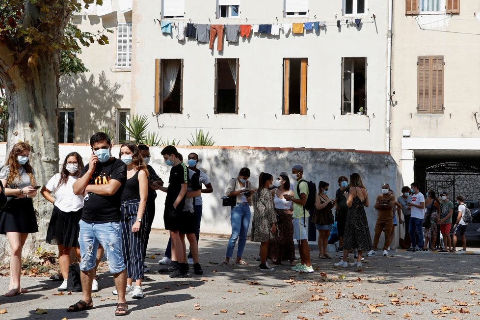 Dlouhé fronty na testování ve francouzském městě Marseille.