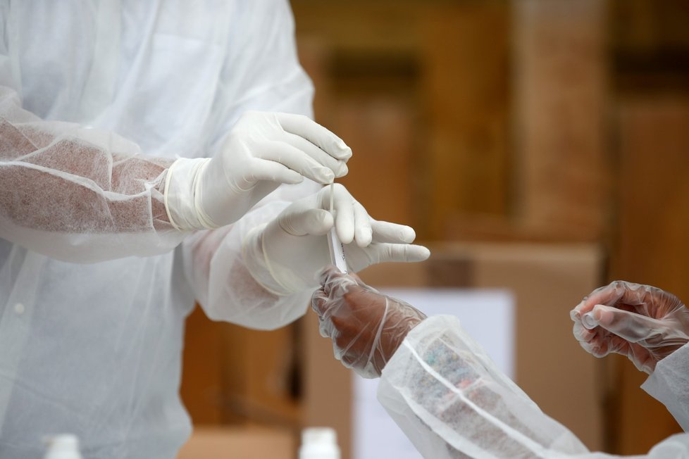 Testování na koronavirus ve Francii.