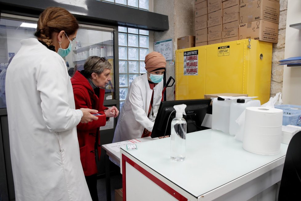Ve Francii zvýšili výrobu dezinfekce na ruce na popud zdravotnické organizace WHO (13. 3. 2020)
