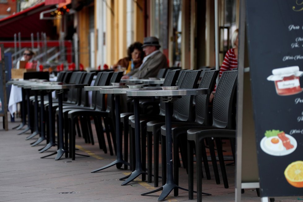 Francouzské ulice jsou poloprázdné a restaurace a kavárny nemají zákazníky