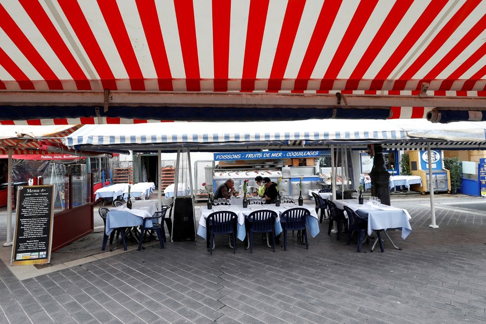 Francouzské ulice jsou poloprázdné a restaurace a kavárny nemají zákazníky