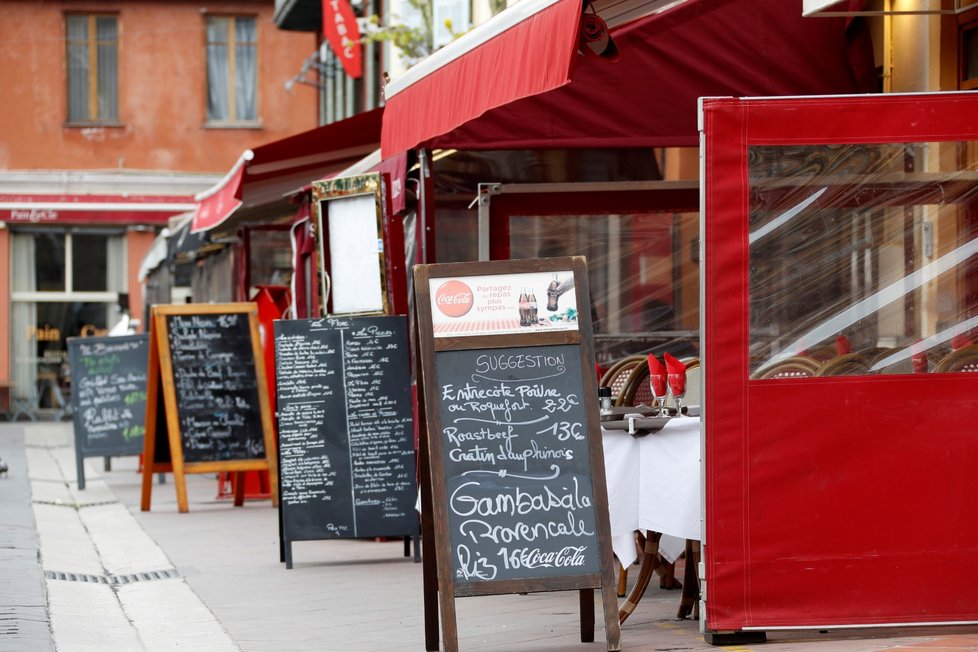 Francouzské ulice jsou poloprázdné a restaurace a kavárny nemají zákazníky.