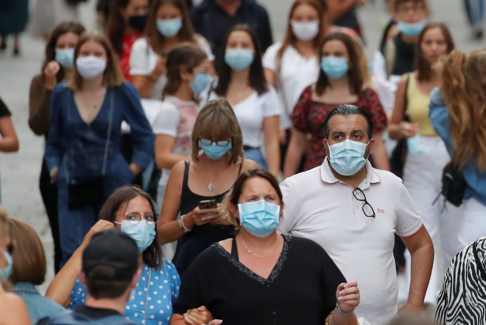 Lidé ve Francii poctivě dodržují povinnost nosit roušky (24.8.2020)