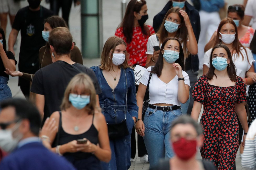 Lidé ve Francii poctivě dodržují povinnost nosit roušky (24.8.2020)