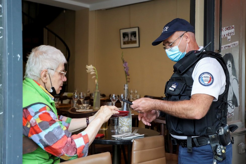 Policie ve Francii kontroluje zdravotní pasy.