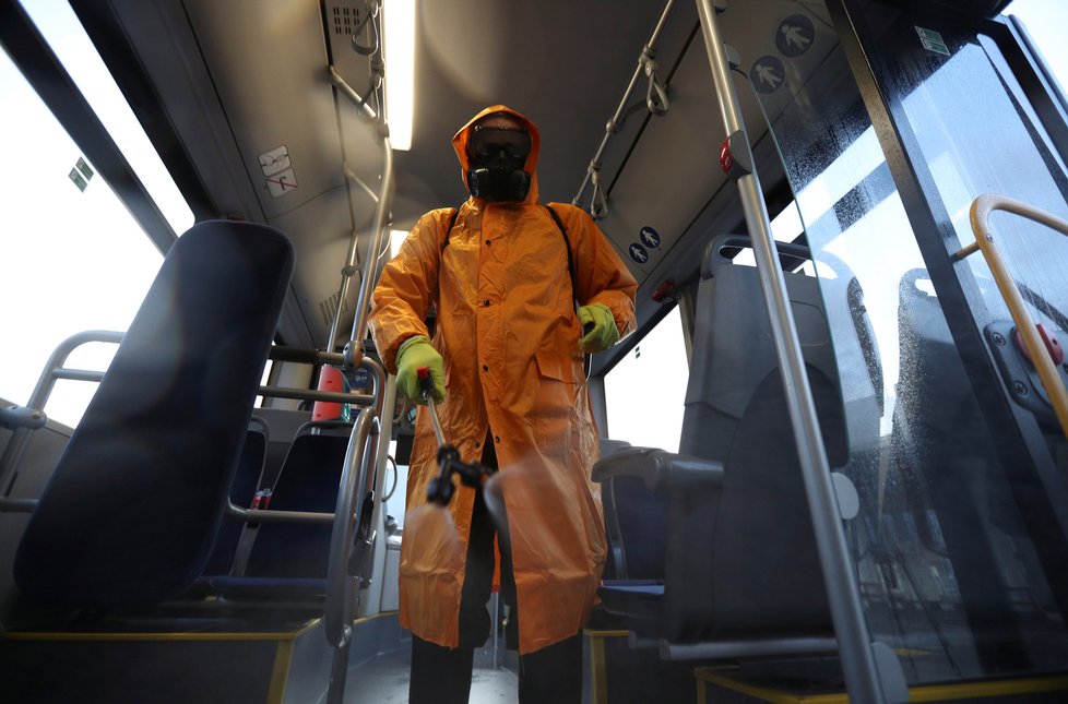 Dezinfekce proti koronaviru v soupravách metra v gruzínském Tbilisi