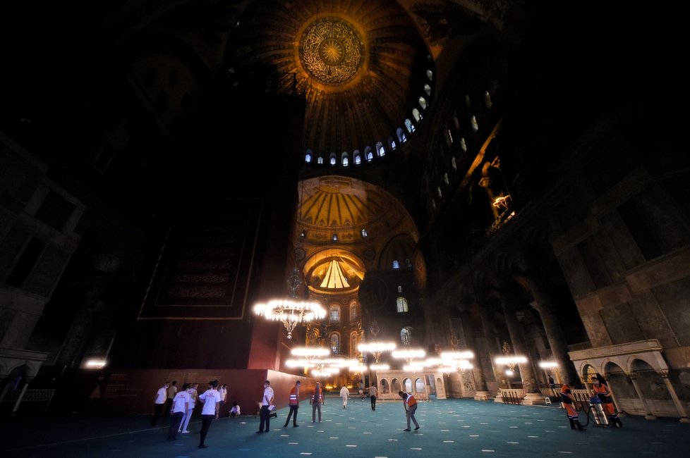 Před příchodem věřících se dezinfikuje istanbulský chrám Hagia Sofia, který se po rozhodnutí tureckého prezidenta přeměnil z muzea opět na mešitu (31. 7. 2020).