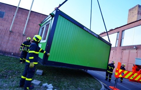 Pět nemocnic na severu Moravy má odběrová místa: Hasiči je stavěli pomocí autojeřábů