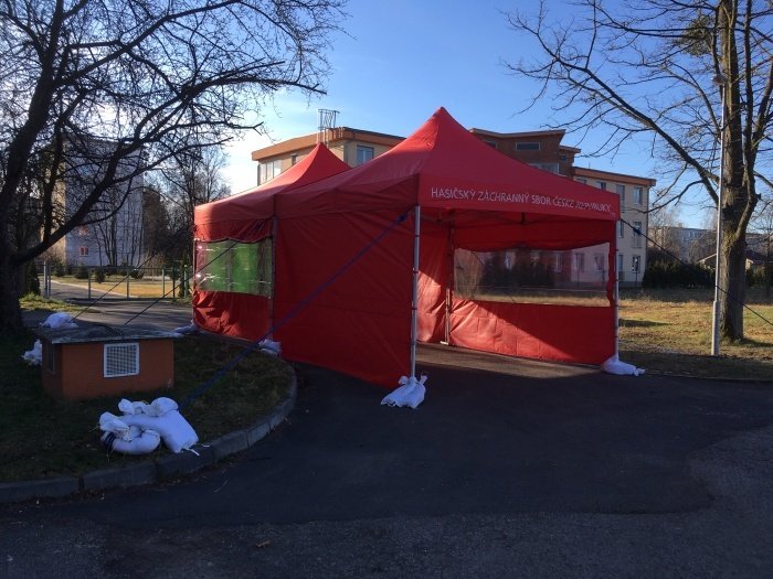 Hasiči vybudovali pět odběrových míst u různých nemocnic v Moravskoslezském kraji v souvislosti s nákazou koronavirem.