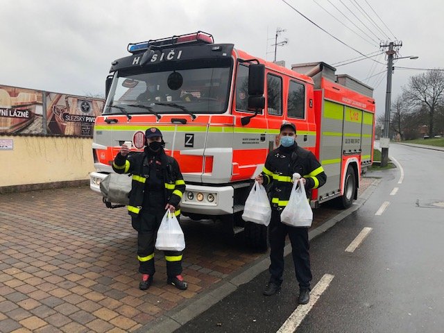 V Hostinci U Balona v Havířově bezplatně nakrmili policisty, hasiče, záchranáře i strážníky.