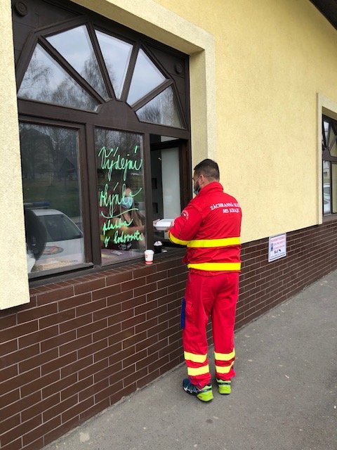 V Hostinci U Balona v Havířově bezplatně nakrmili policisty, hasiče, záchranáře i strážníky.