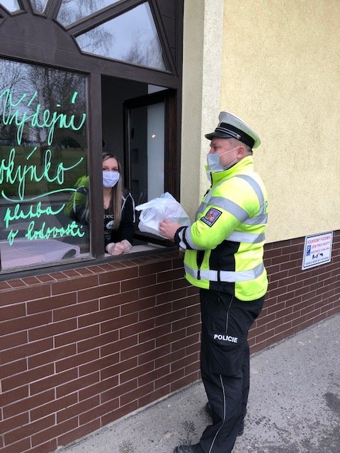 V Hostinci U Balona v Havířově bezplatně nakrmili policisty, hasiče, záchranáře i strážníky.