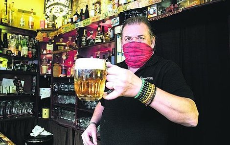 „Poslední pivo, pánové!“ Hostinští prožívají nejčernější noční můry. Koho by kdy napadlo, že je hospodská živnost tak křehkou a zranitelnou.