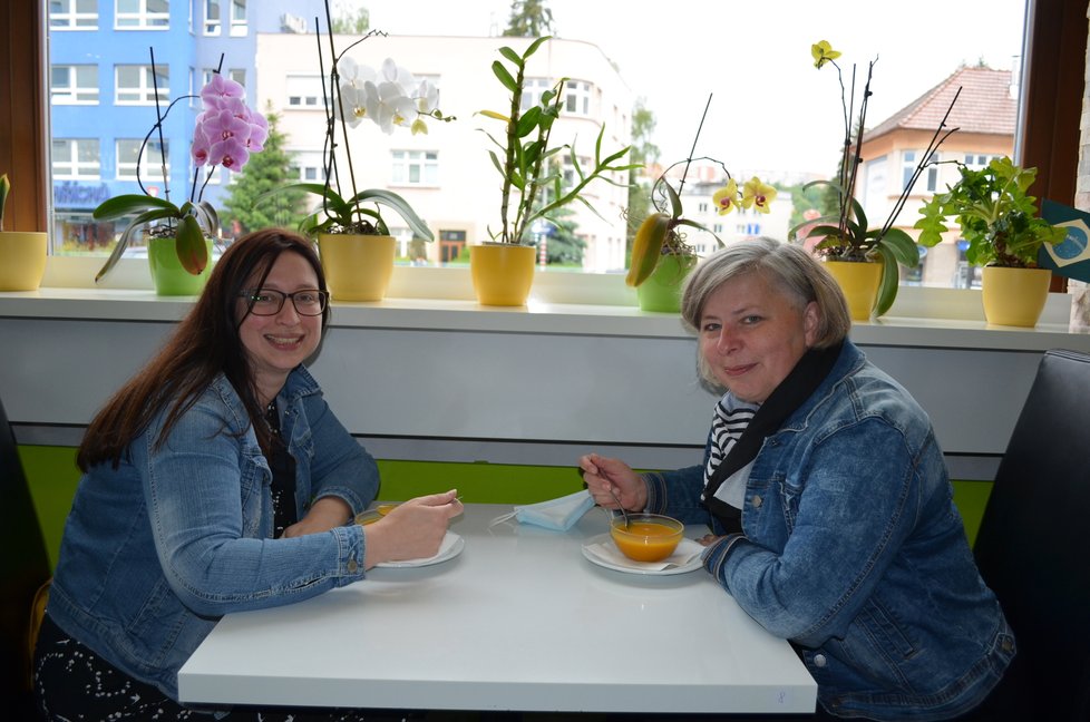 Veronika Hofrová (46, vpravo) s kamarádkou  Jarmilou (42) si jídlo pochvalovaly.