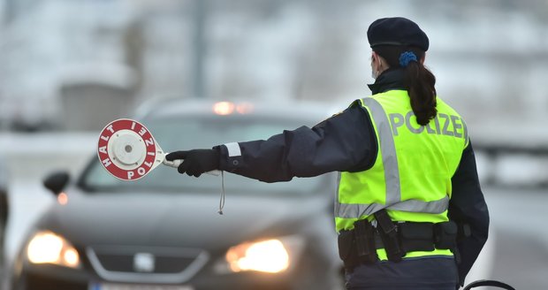 Trable pro pendlery: Rakousko zavede povinnou registraci a jednou týdně i testy