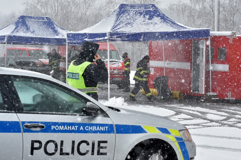 Policisté u testovacího stanoviště pro pendlery na česko-německém hraničním přechodu v Pomezí nad Ohří (30. 1. 2021).