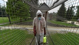 Pracovník Technických služeb Karviná 28. května 2020 dezinfikoval roztokem s virucidním účinkem prostory dětského koutku v parku Boženy Němcové v Karviné.
