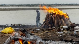 Peklo v Indii pokračuje. Na březích řeky Gangy leží desítky těl, které vyplavila voda