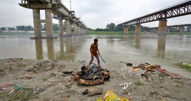 Hororový obraz z Indie: Posvátná Ganga vyplavila další desítky obětí koronaviru