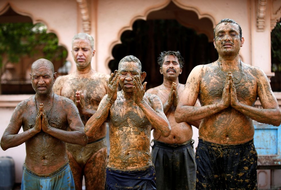 Koronavirus v Indii: Hinduisté se mažou kravskými exkrementy