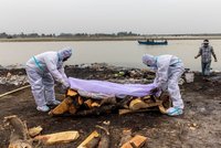 Nejposvátnější řeka je plná mrtvol obětí covidu: Z Gangy stoupá pach hnijících těl