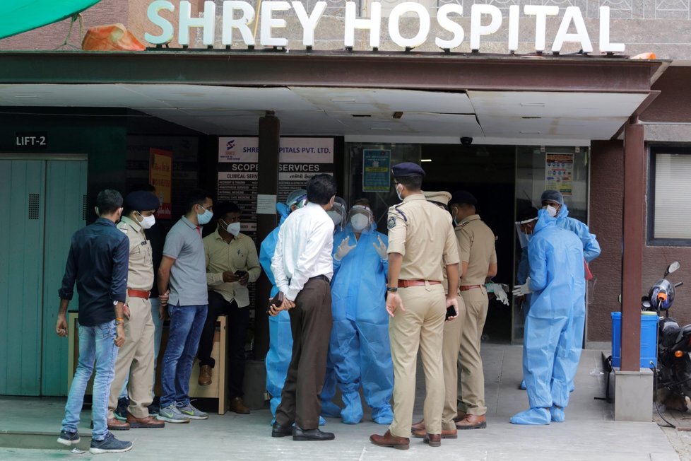 Při požáru v nemocnici pro pacienty s koronavirem v západní části Indie zahynulo osm pacientů na jednotce intenzivní péče.