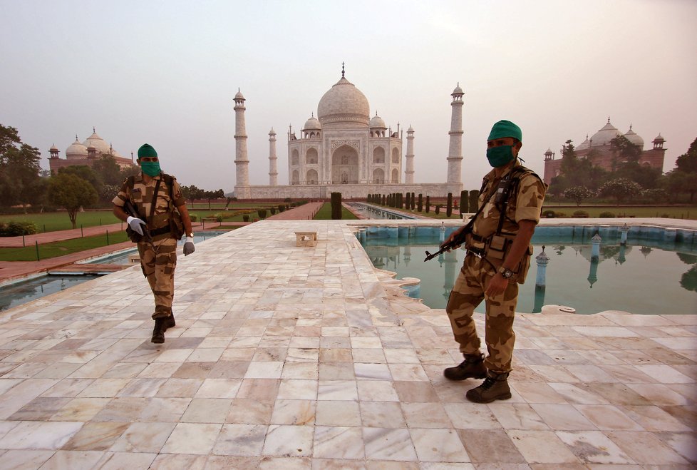 Koronavirus v Indii: Tádž Mahal byl po dlouhé době znovu otevřen pro návštěvníky.