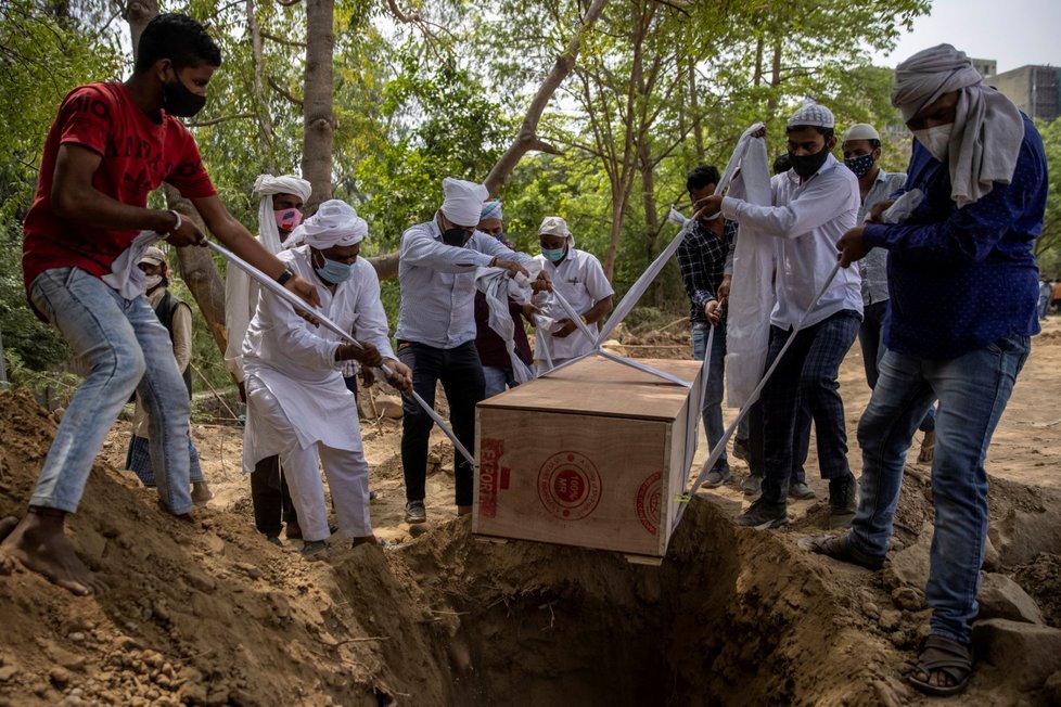 Pohřeb oběti koronaviru v Indii
