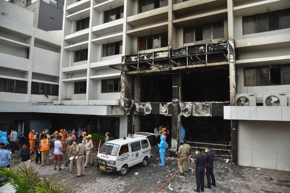 V indickém městě Vidžajaváda v hotelu Swarna Palace uhořeli pacienti s koronavirem. (9. 8. 2020)