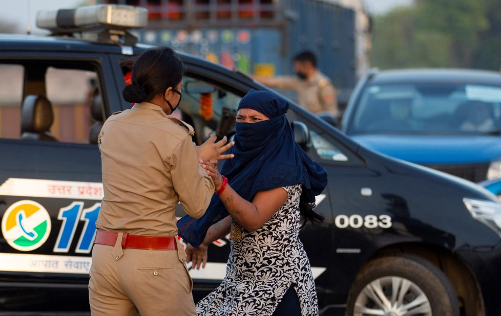 Zatčení řidiči v Indii, porušila tamní karanténní opatření (14. 4. 2020)