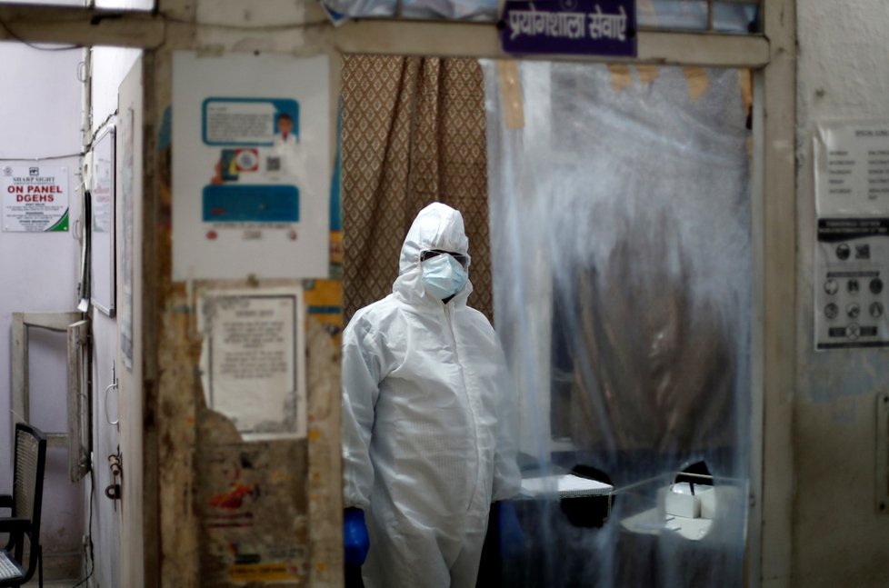 Koronavirus v Indii: Záběry z místního zdravotního střediska, kde lékaři vyšetřují pacienty skrz igelitový závěs