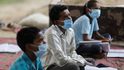 Děti v Indii během vyúky. Školy byly zavřené v březnu a některé děti nemají internetové připojení