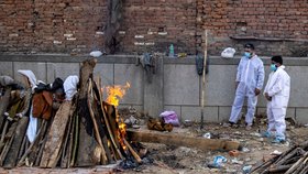 Hromadné kremace obětí koronaviru v Indii