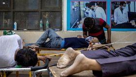 V Indii řádí hned dvě epidemie. Spolu s covidem zemi vládne záhadná smrtelná horečka