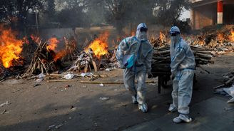 Indická apokalypsa: Ulice se proměnily v krematoria a obětí koronaviru stále dramaticky přibývá