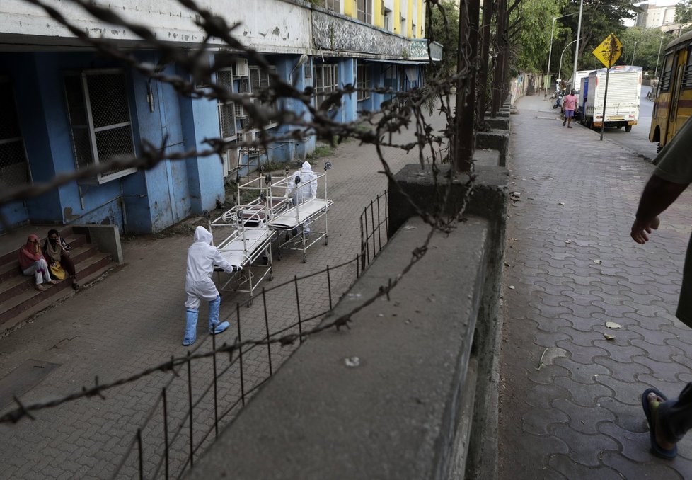 Odvážení obětí koronaviru v Indii (29.5.2020)