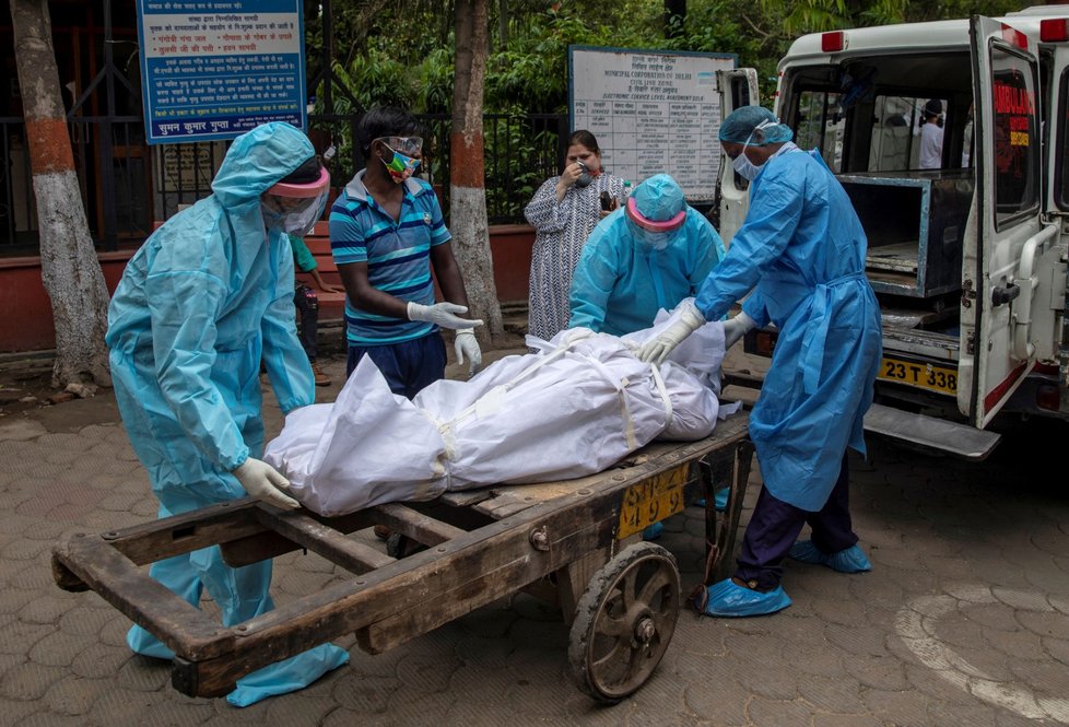 Kremace obětí koronaviru v Indii