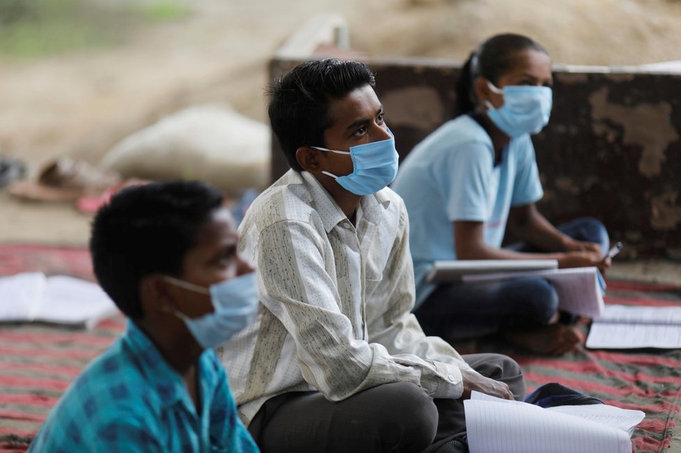 Děti v Indii během vyúky. Školy byly zavřené v březnu a některé děti nemají internetové připojení