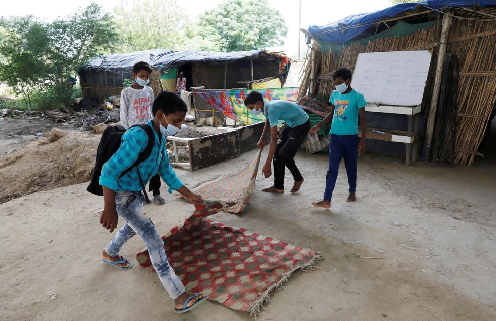 Děti v Indii během výuky. Školy byly zavřené v březnu a některé děti nemají internetové připojení.