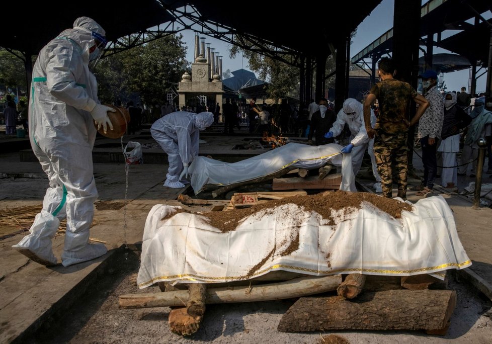 Pohřbívání obětí koronaviru v Indii