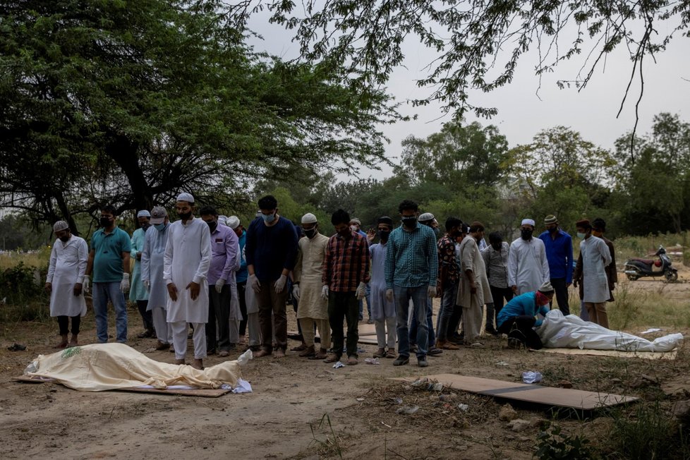 Pohřeb obětí koronaviru v Indii