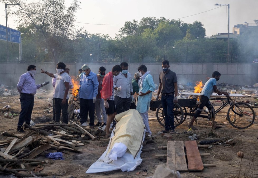 Hromadné kremace obětí koronaviru v Indii