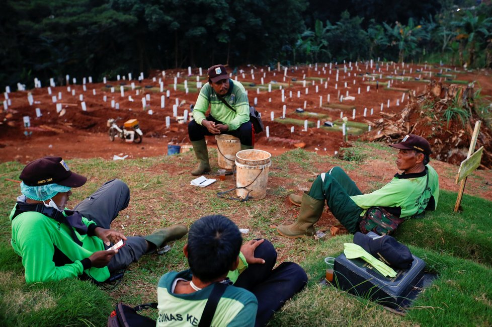 V Indonésii urychleně hloubí hroby pro oběti koronaviru, (22.04.2020).
