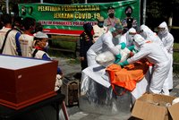 Nemocnice jsou poloprázdné, lidé přesto umírají doma. Indonésii smetla vlna delty