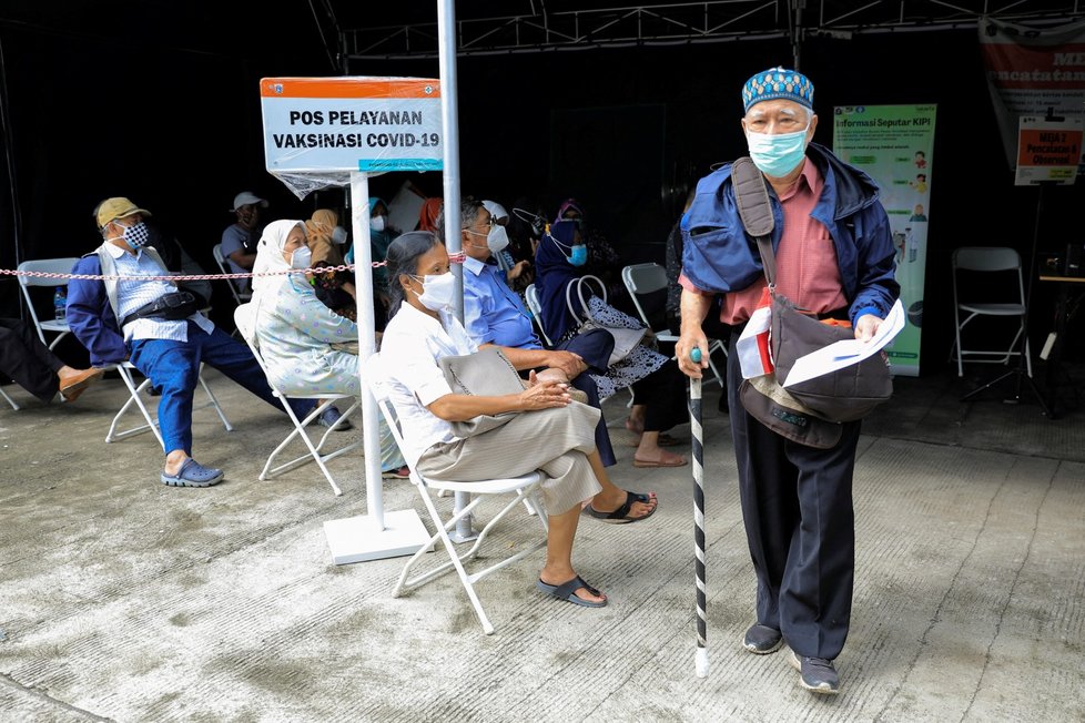 Očkování posilovací dávkou v indonéském očkovacím centru
