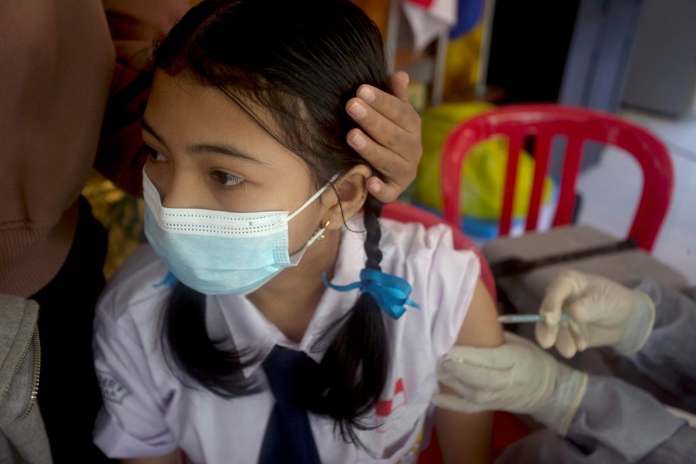 Boj s koronavirem v Indonésii: Očkování ve škole (5. 7. 2021)