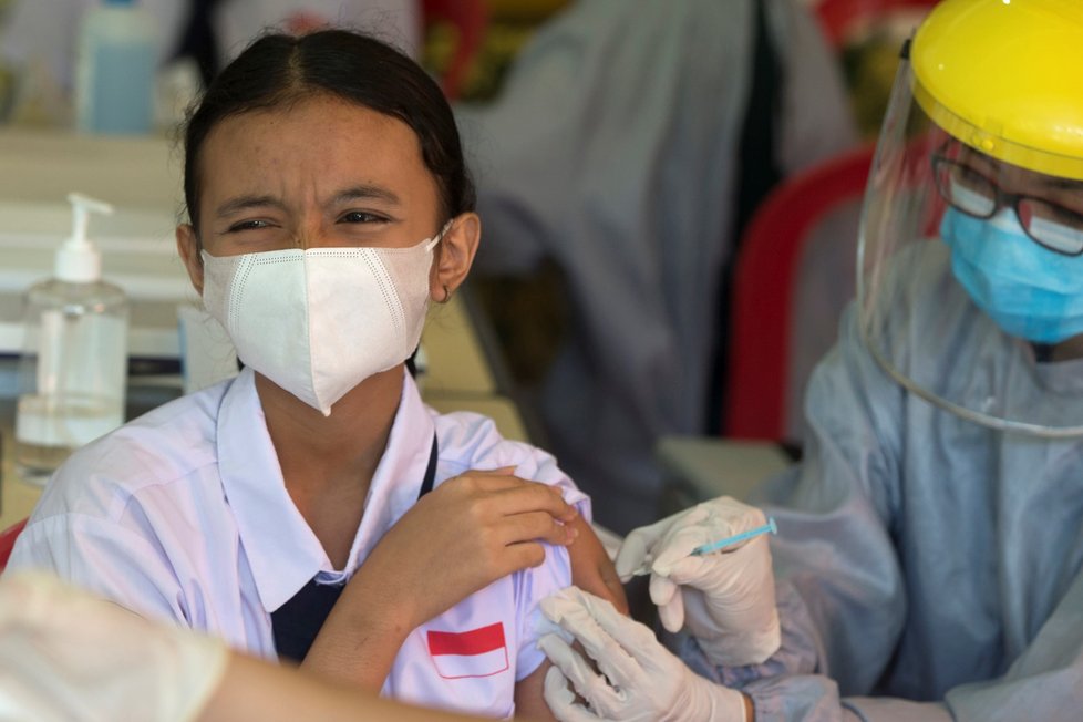 Boj s koronavirem v Indonésii: Očkování ve škole (5. 7. 2021)