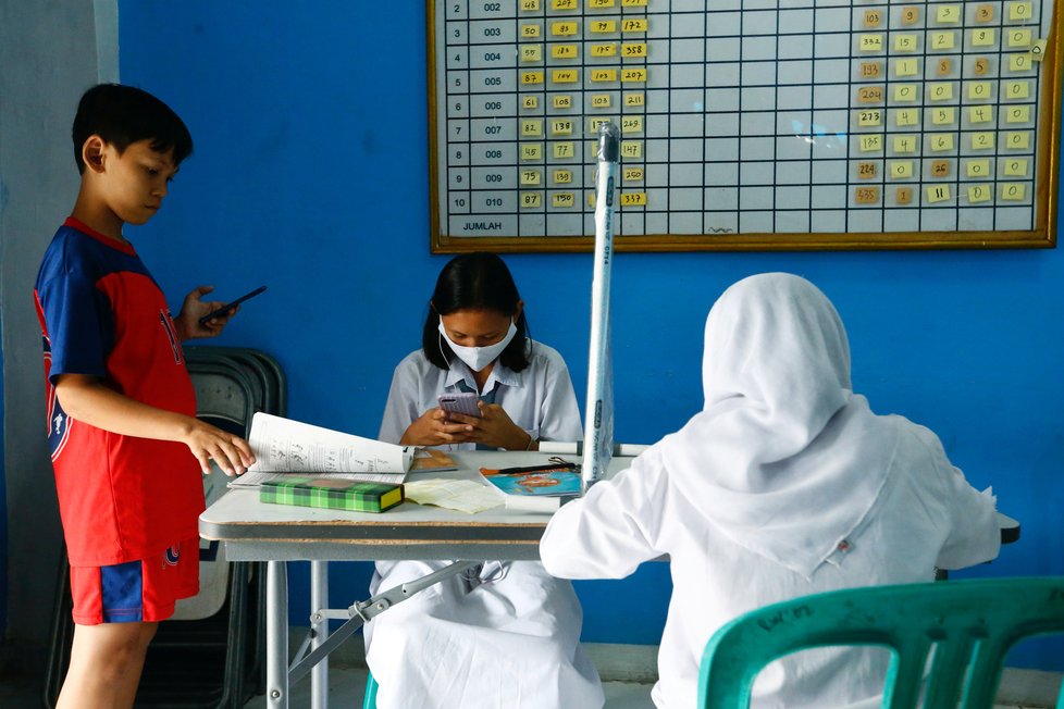 Koronavirus v Indonésii: Výuka ve školách.
