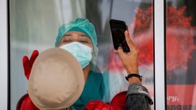 Testování na koronavirus v Indonésii.