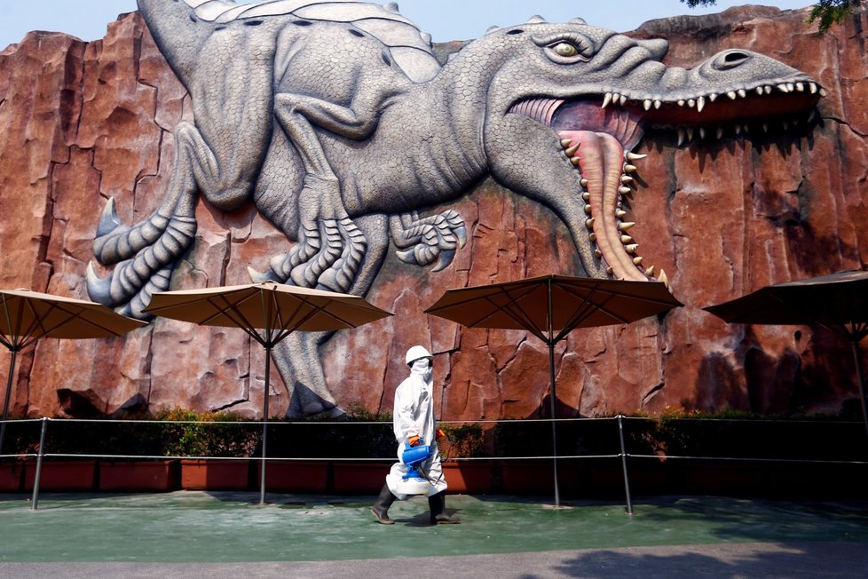 Pracovníci desinfikují zábavní parky v Indonésii